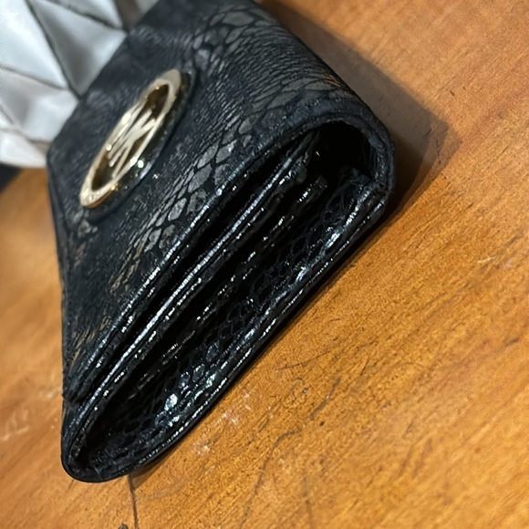 EUC Michael Kors Black Leather Snakeskin Pattern Fold Over Wallet - Picture 7 of 15